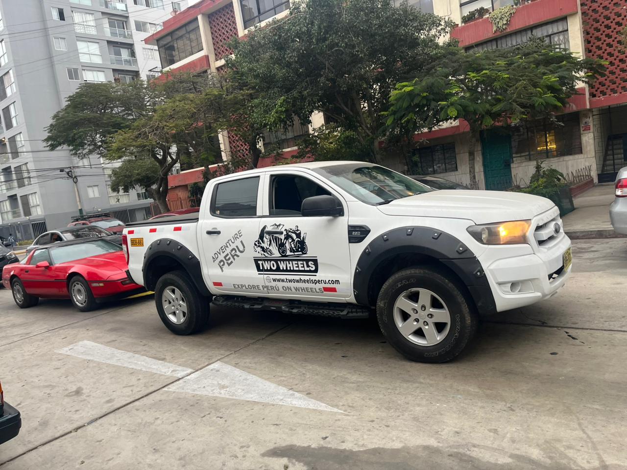 Vehículos corporativos con el branding aplicado